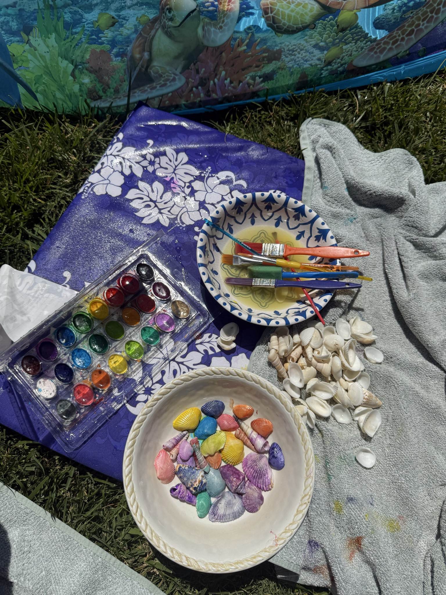 Summer fun painting shells with watercolors 