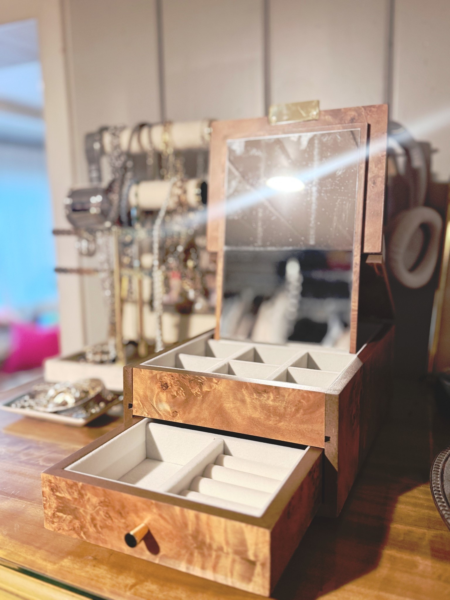 My new favorite addition — this burlwood jewelry box from Target looks so high end in person. The perfect mix of timeless and modern ✨
#LTKHome #TargetStyle #JewelryStorage #Burlwood

#LTKHome #LTKHoliday #LTKGiftGuide