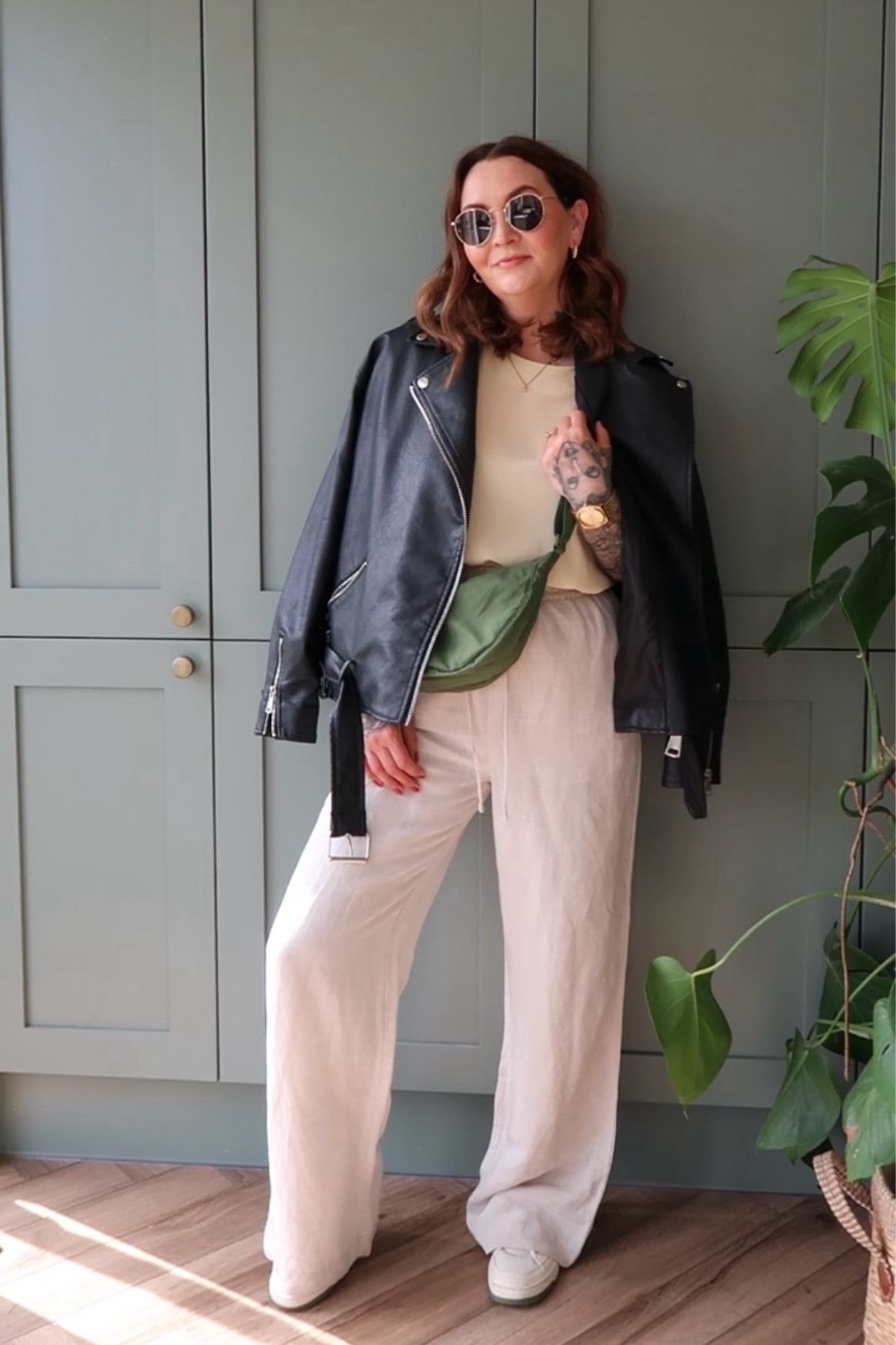 What I thrifted vs How I style it 🛍️ Buttermilk yellow is a huge trend this S/S so I’ve been keeping my eyes peeled in the charity shops. I love the floatiness of this little tee, it goes with so many things in my wardrobe and is the perfect spring staple 🌞 All outfit details are on my LTK which is linked in my bio!
.
.
.
#buttermilkyellow #yellowtshirt #springstyling #springoutfits #springoutfits #springoutfitideas #springoutfitinspo #charityshopfinds #charityshopfind #charityshopping #charityshoppingaddict #charityshopfashion #thriftedstyle #thriftedfinds #ithriftedthis #secondhandstyle #secondhandclothing #linentrousers #leatherjacketseason