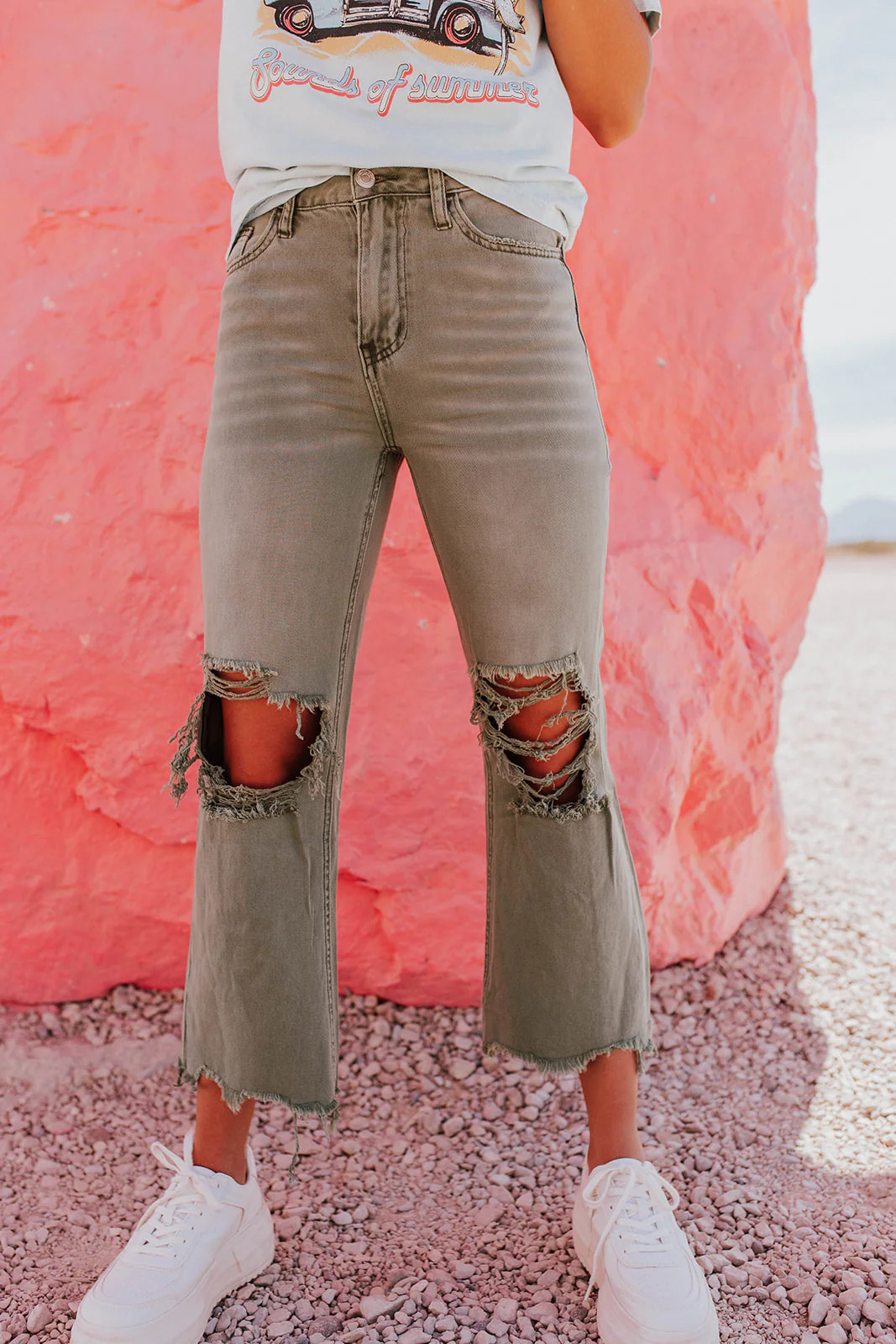 THE 90'S FLARE JEANS IN ARMY GREEN BY VERVET | Pink Desert