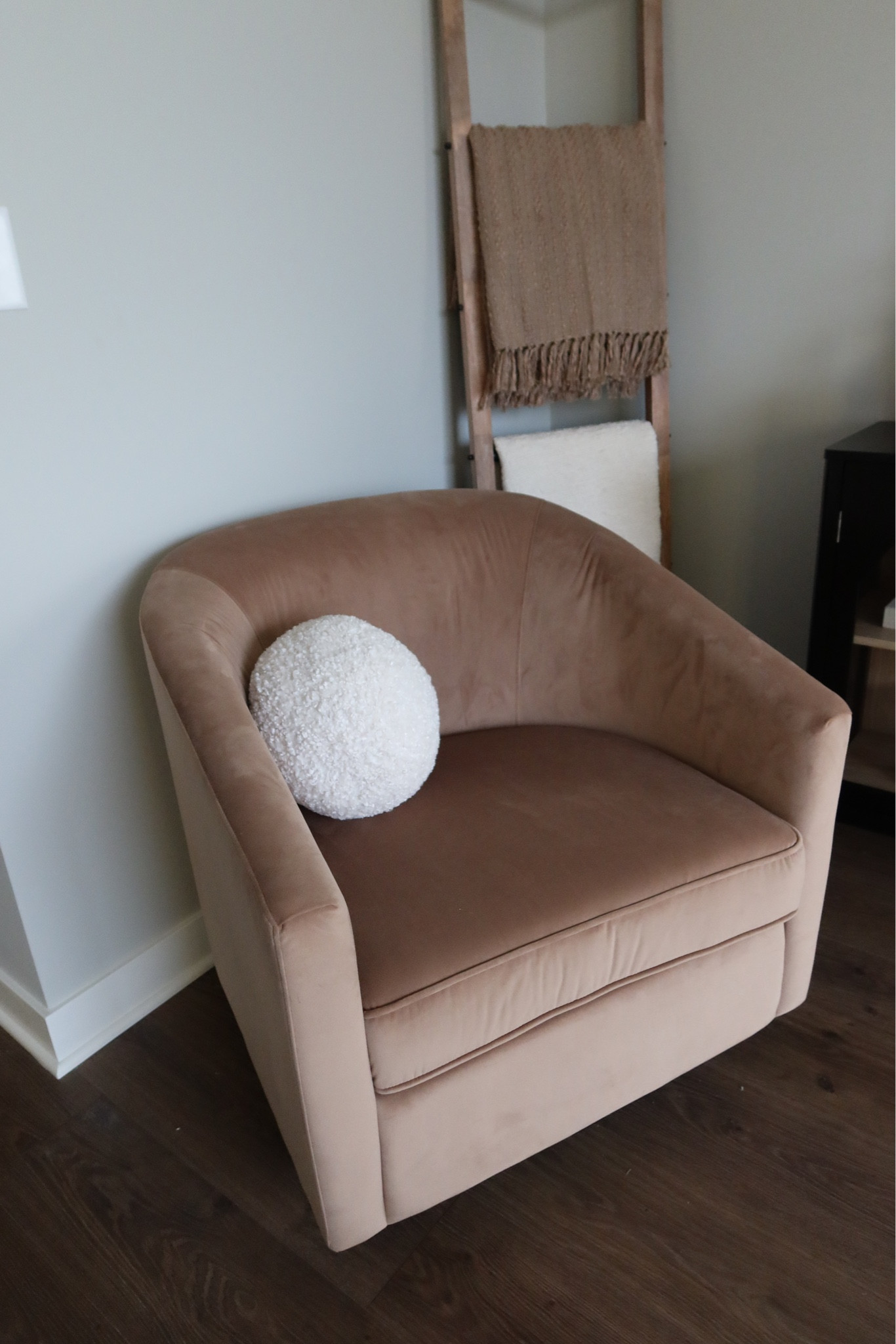 brown velvet swivel chair 🤎 

#LTKSeasonal #LTKhome #LTKstyletip