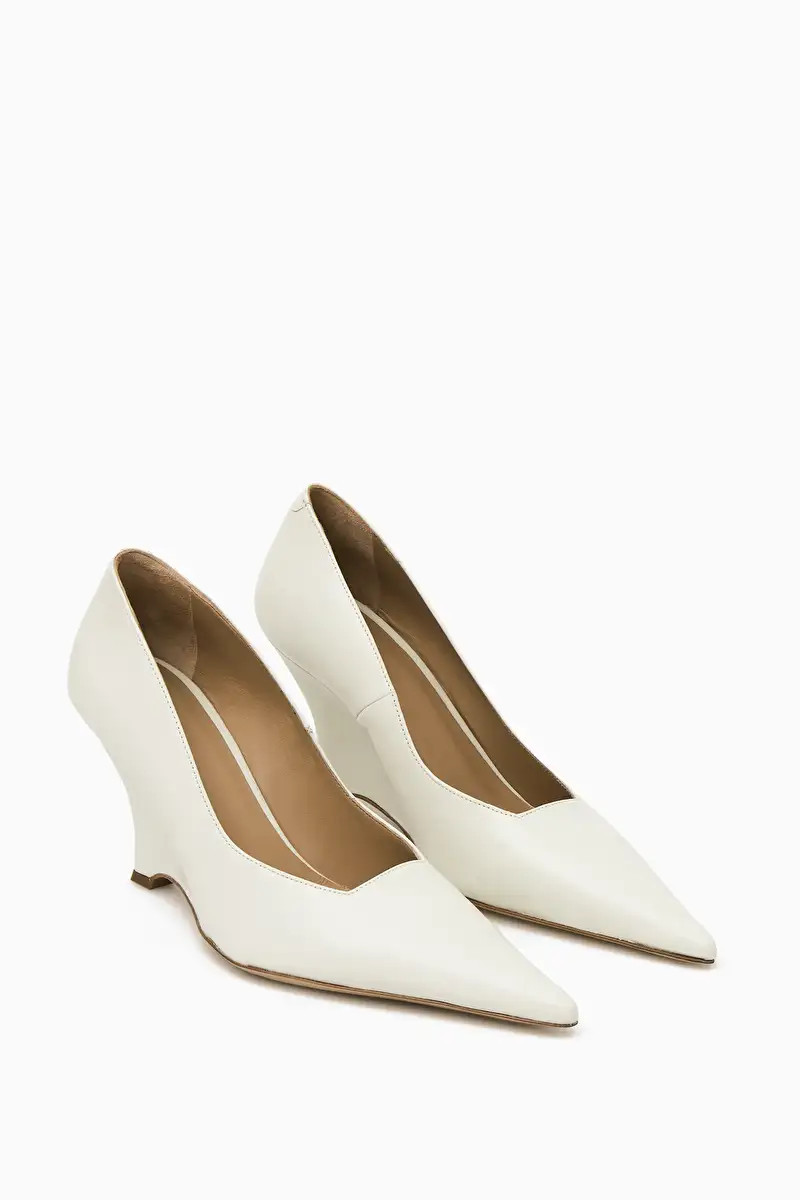 SPITZE LEDER-PUMPS MIT KEILABSATZ - CREME - Shoes - COS | COS (EU)