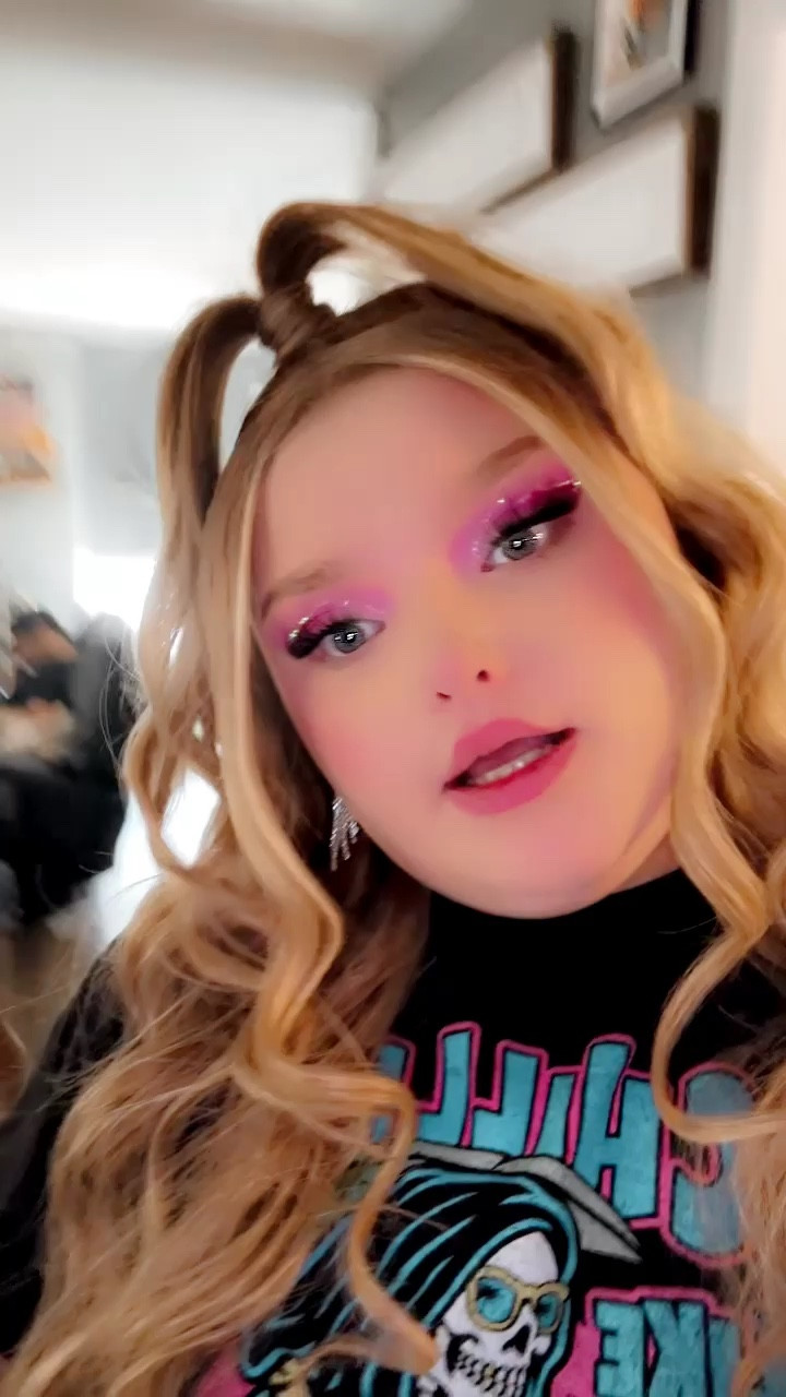 Looking pretty, chilling like a villain 🎀