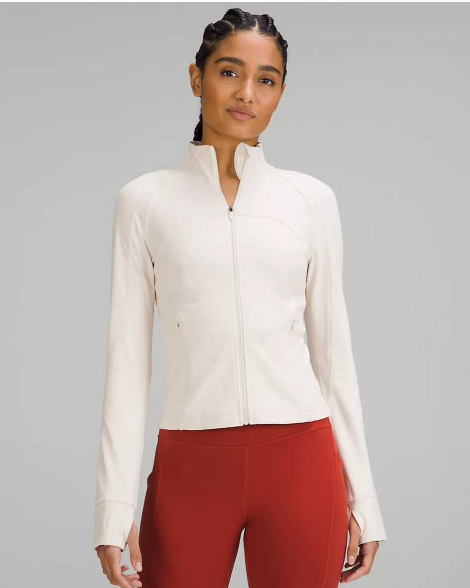 A gorgeous neutral color, defining fit, and perfect for everyday 🤍
My size: US 4
