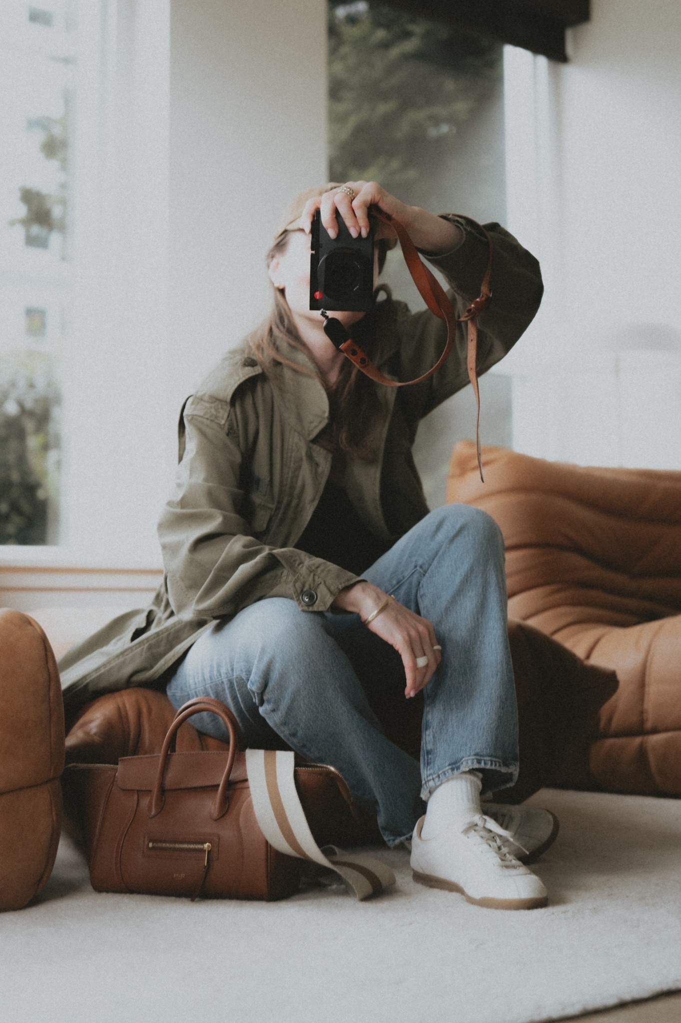 Favorite daily pieces: Buck Mason All day Field jacket + @Levi's 501 jeans 
Bag: Celine little luggage 
Sneakerinas: Massimo Dutti
