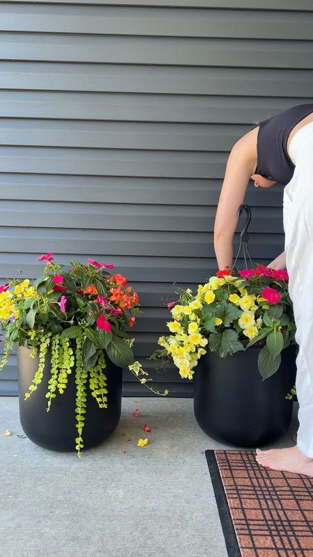 Potted flowers / front porch refresh / spring summer refresh / black planters from Amazon