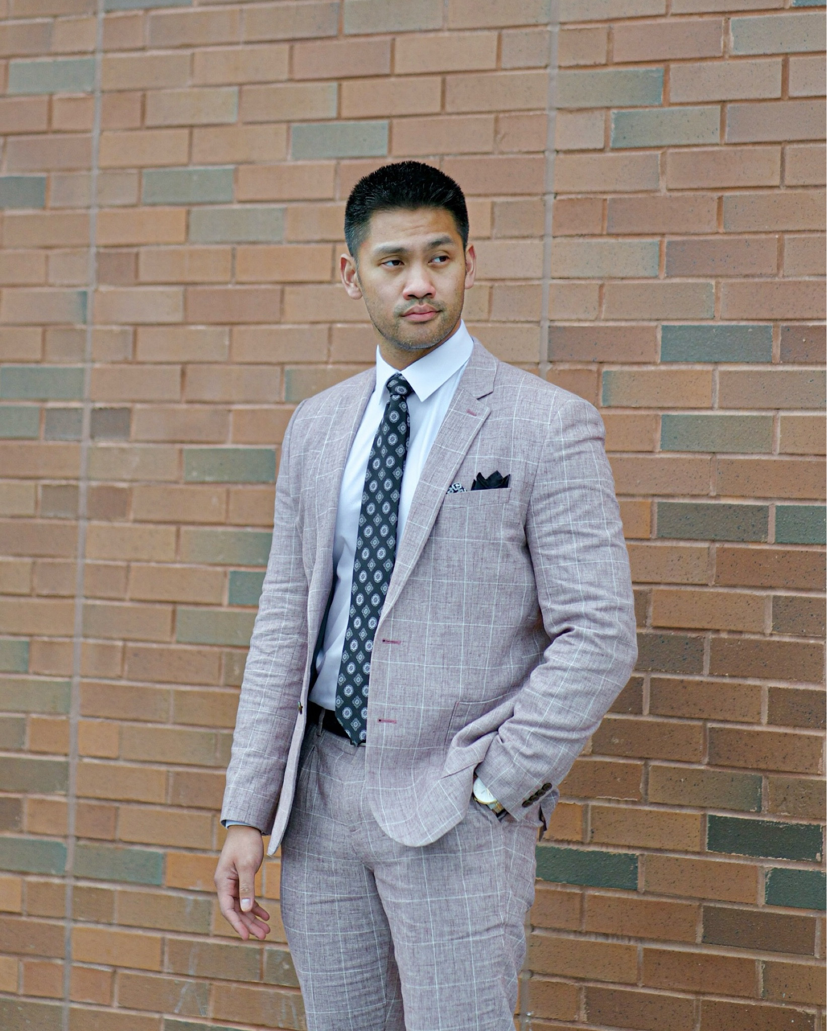 When life hands you lemons, throw on a nice suit 🤝🏽 might as well look good goin through it! 

Officially a week into the new year but, if it hasn’t been the best start for you - keep at it! It’s all about how you respond and what you choose every day 

Suit @express 
Watch @bulova