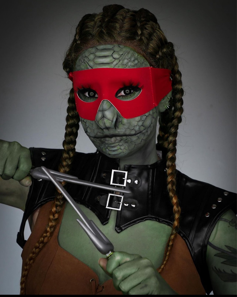 Tortue Ninja 🥷 

kryolan marly skin primer, face color fondation (green + brown + white), anastasia beverly hills loose setting powder (translucent), sephora collection × marion cameleon palettes (chapitre 1 & 2), prosthetics, made by mitchell colour case (the essentials), huda beauty creamy khôl (very vanta)

#LTKHalloween #LTKbeauty