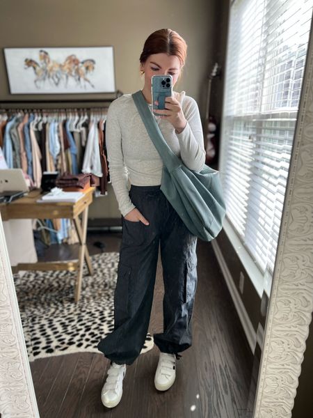 Another Mom OOTD.

These pants are so so good! Especially for the price! 

I got a:
Small in pants
Medium in top
Shoes are TTS




#LTKfindsunder50 #LTKstyletip