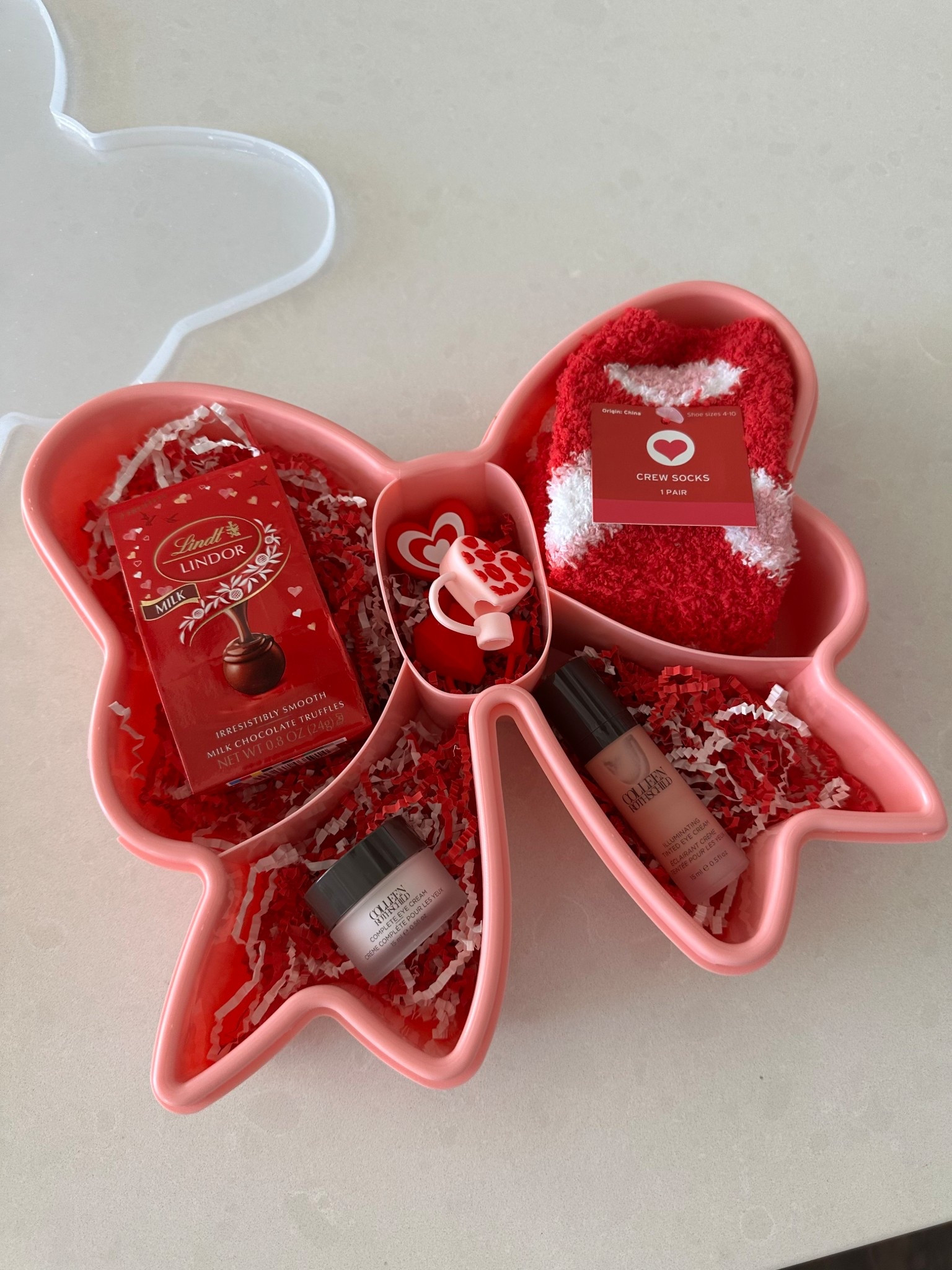 A cute and easy/ inexpensive Valentine’s Day gift box! Perfect for a Galentine’s gift 💝 