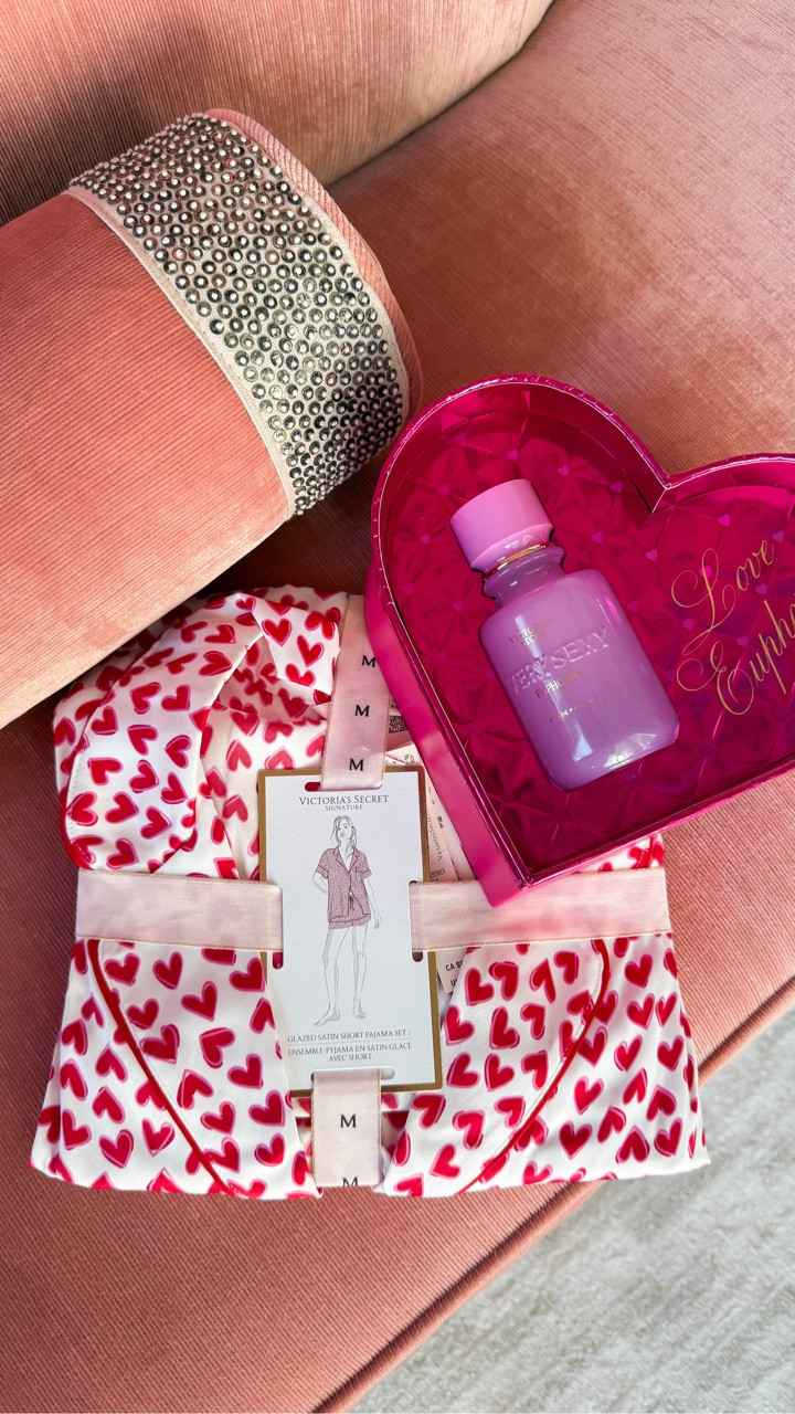 20% off + free ship over $35 code! Use code LTK20 (excludes clearance, not stackable with other offers)
Size Medium PJ’s
Size Medium Lingerie / 32DD
Size XS/S Robe
@victoriassecret #VSPartner
 

 