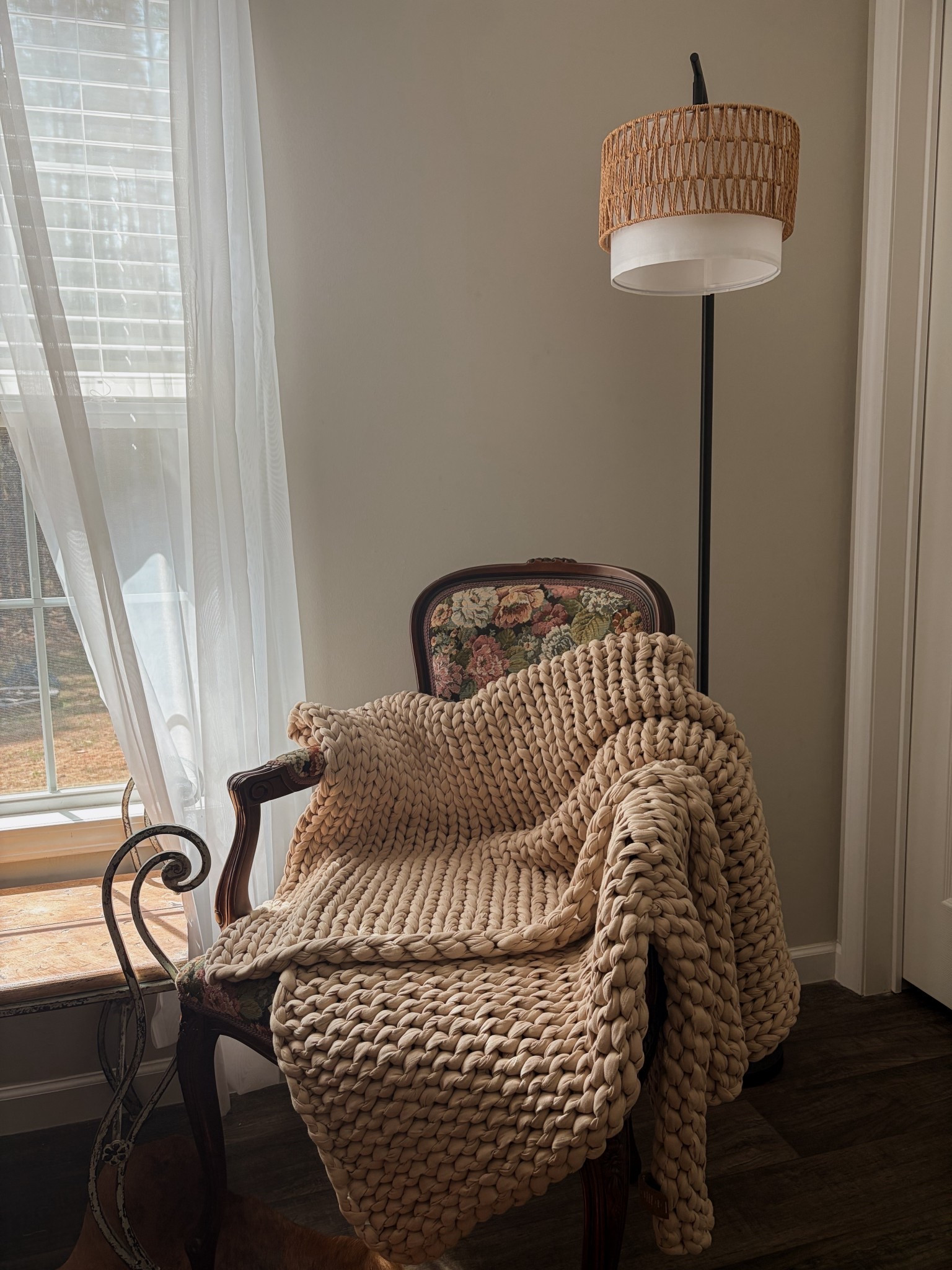 I’ve been working on my office, I’m loving my new floor lamp 💡 

#LTKHome #LTKSaleAlert