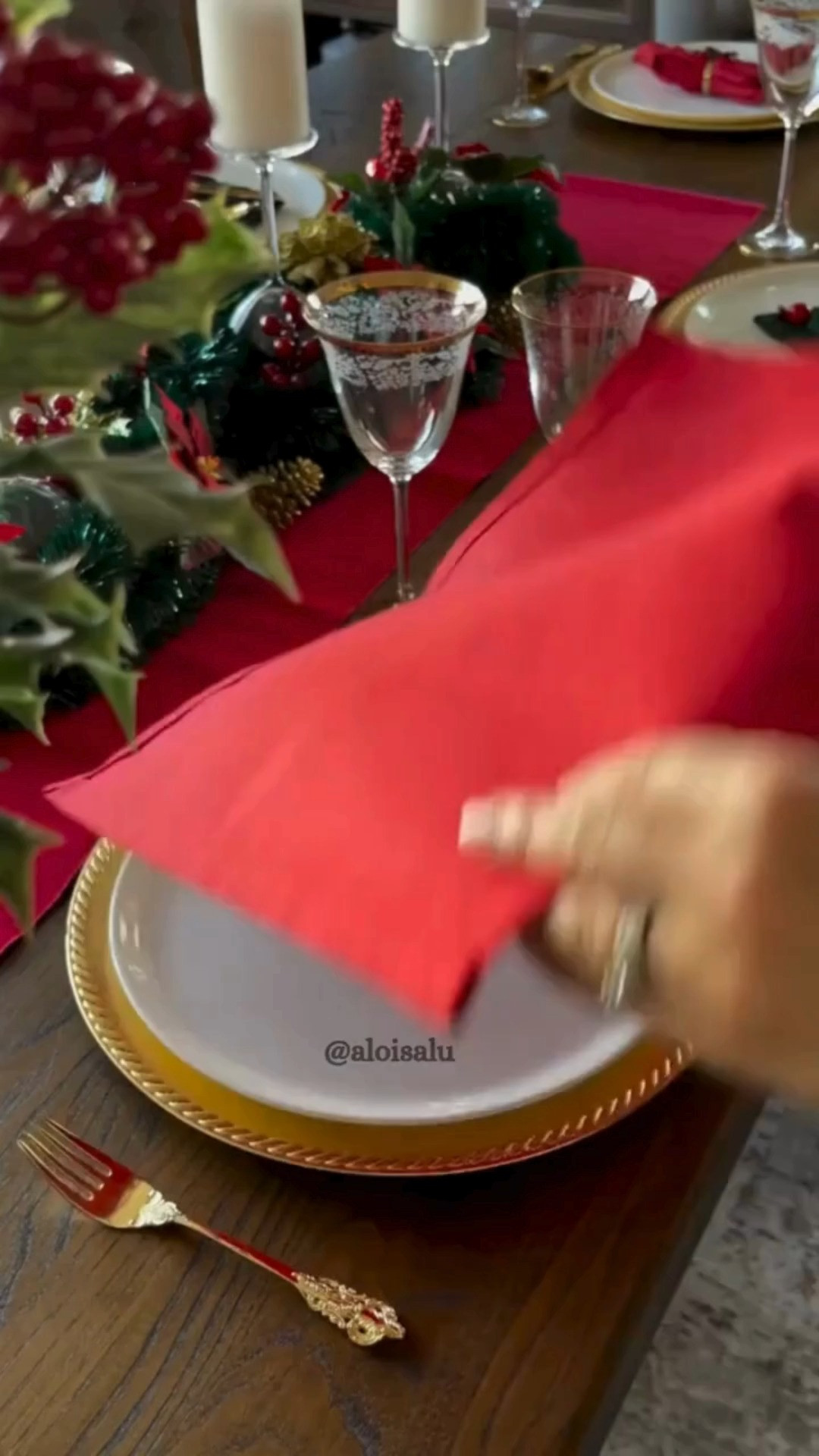 “O Natal começa na mesa”
Quando o coração prepara, até a mesa brilha diferente. 🌹
 Essa composição foi pensada para acolher, encantar e inspirar.
 Perfeita para ceias, encontros e momentos especiais com quem você ama.
 ✨ Use as cores da sua festa, adicione seu toque pessoal e deixe a magia acontecer.
 👉 Curta, salve e compartilhe — porque cada mesa conta uma história.
#DecoracaoNatalina #MesaPosta #IdeiasDeNatal #ChristmasTable #Festas2025 #NatalEmFamilia #DecorInspiration #HolidayTableDecor #NatalDecorado #InspireSe #MomentosEspeciais #AllureHome
 

 #LTKspring #LTKroupadefesta #LTKfamilia