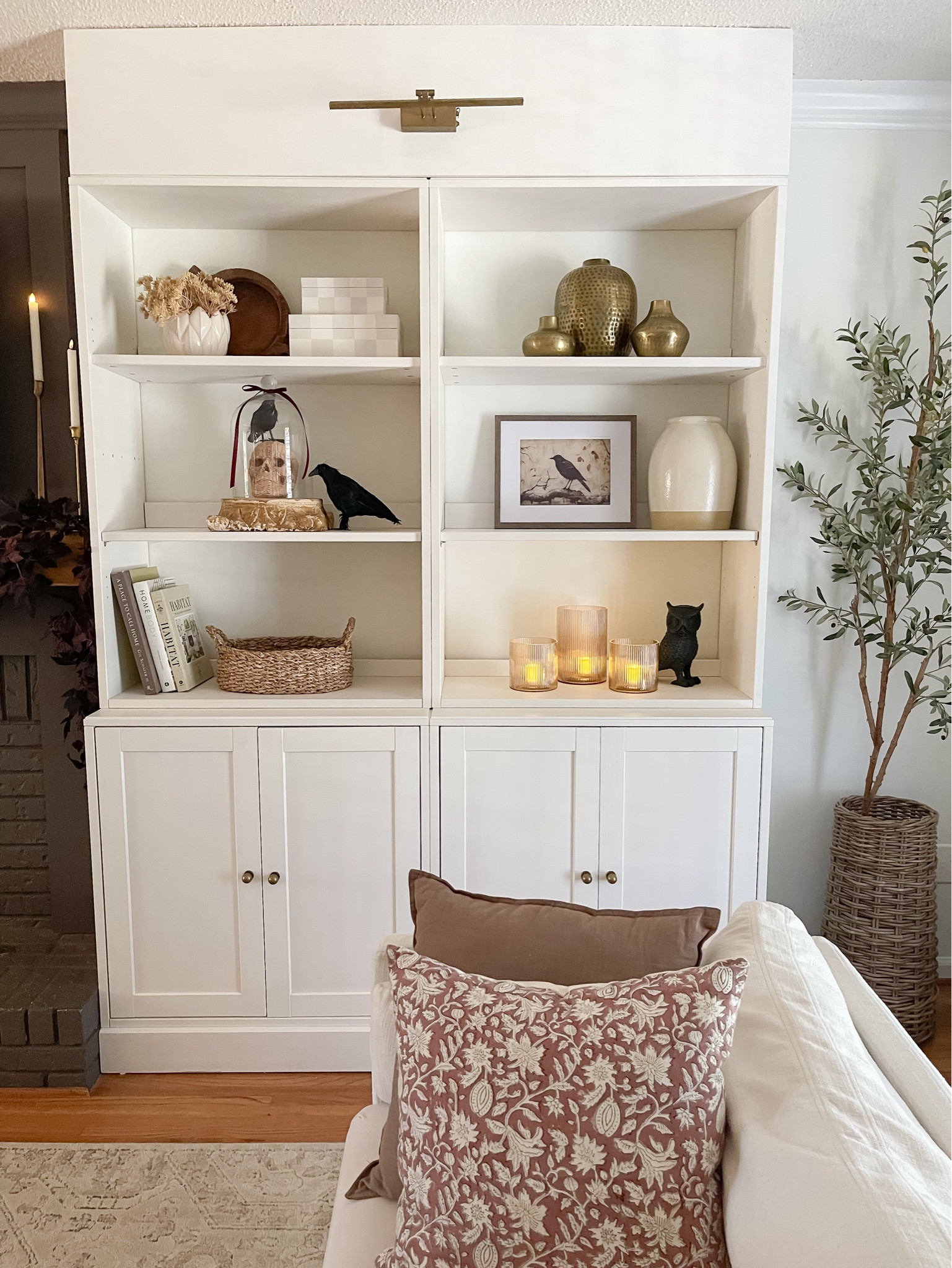 Halloween styling my living bookcases… right of the fireplace:


#LTKSeasonal #LTKHome #LTKHalloween