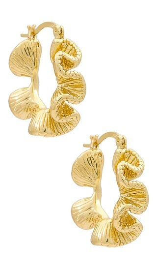 Amber Sceats x REVOLVE Wave Hoops in Metallic Gold. | Revolve Clothing (Global)