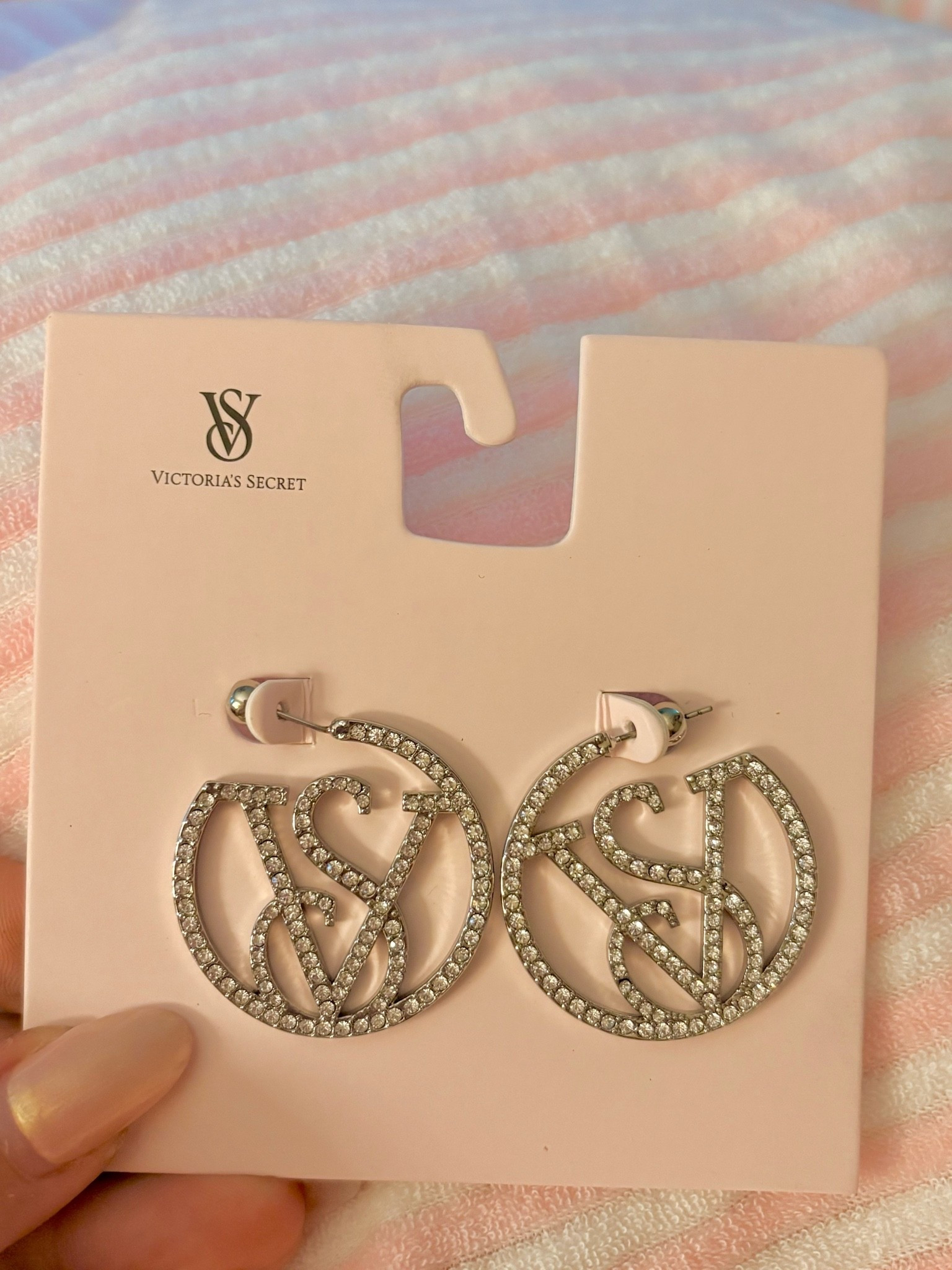 These Victoria’s Secret earrings are so cute! I love how sparkly they are!

Victoria’s Secret / Victoria’s Secret earrings / sparkly earrings / rhinestone earrings / VS & Pink / Pink / jewelry / earrings / logo earrings / silver earrings / sale / sale alert

#LTKSeasonal #LTKSaleAlert #LTKootd