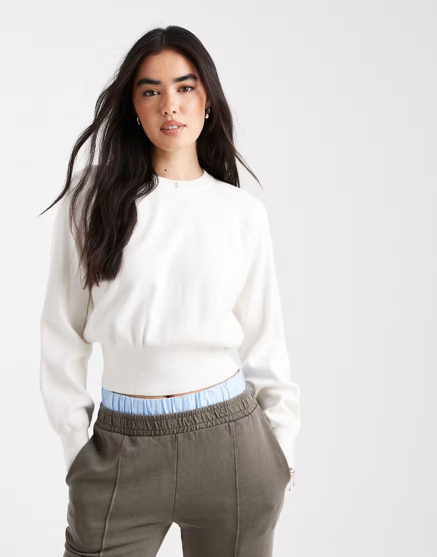 ASOS DESIGN – Taillierter Strickpullover in Creme mit Rundhalsausschnitt-Weiß | ASOS (Global)