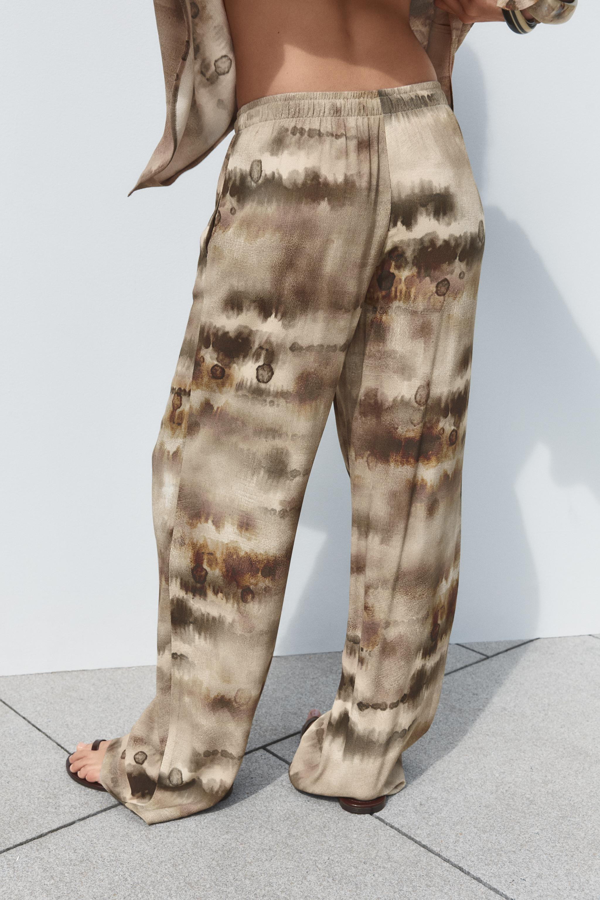 High-waist trousers with an elastic drawstring waistband. Front pockets. Straight leg.Multicolour... | Zara UK