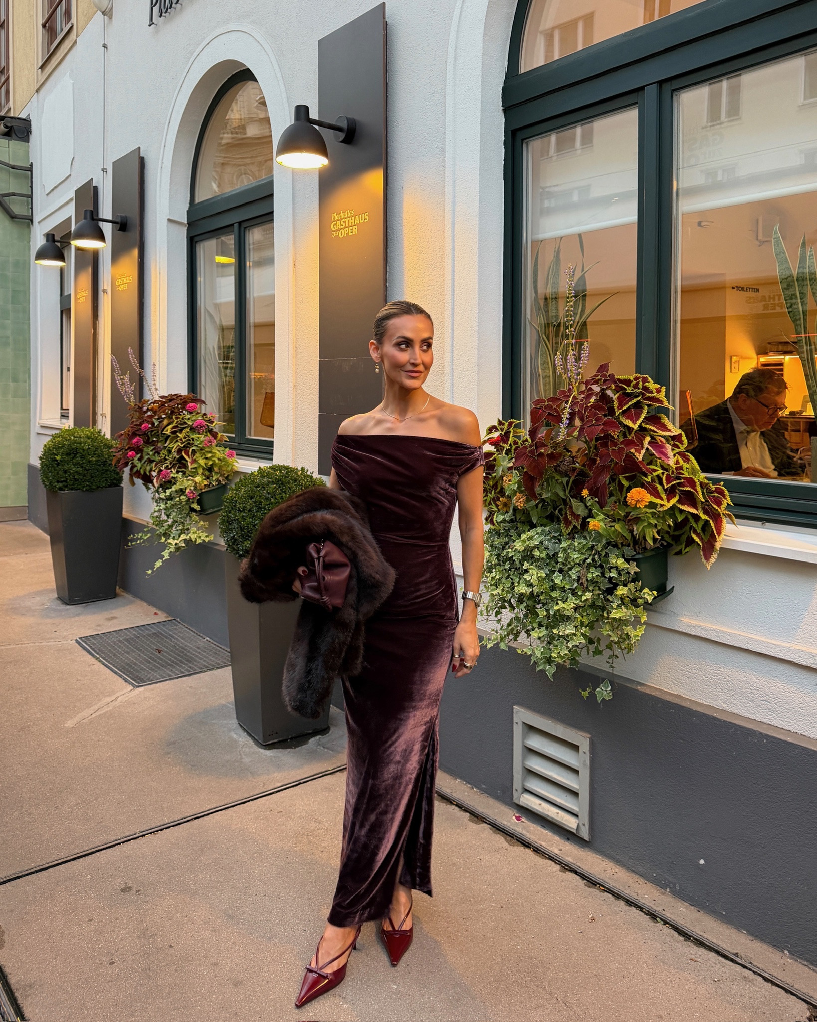 My gorgeous dress for the Vienna opera, perfect for fall/winter weddings and holiday parties. Wearing a size xs