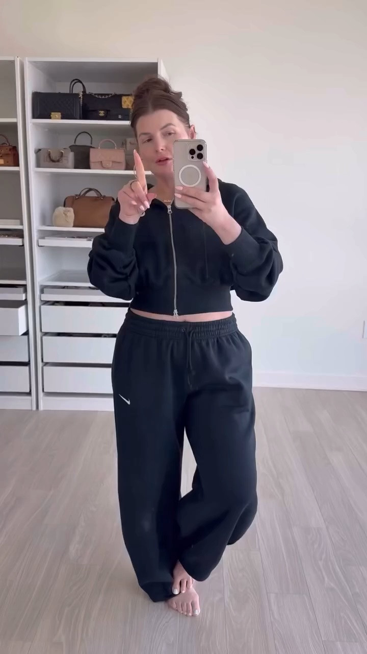 First fit in the new place and you already know it’s a set of the sweat kind 🤷🏻‍♀️ 

To accentuate the waist I sized down in the zip up hoodie and sized up in the barrel pants.

You can find this full look 🔗 on my LTK in my profile 🫶🏻 

#LTKActive #LTKPetite #LTKFindsUnder50