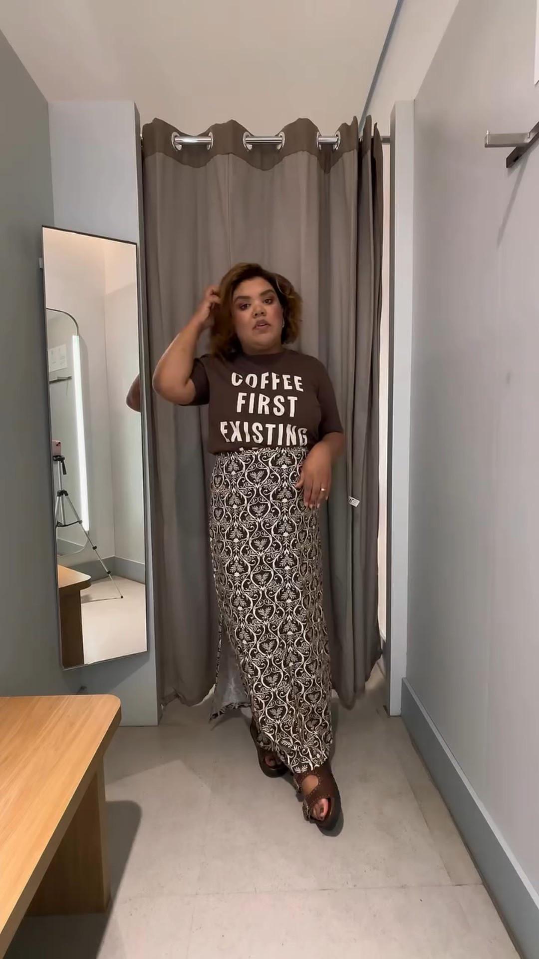 Segundo meu marido esse look ficou de mulher do coque ( que eu amo), pra mim ficou look confortável sem precisar usar calça sabe ?
Do lado de quem vocês ficam nessa história, quem está certo?
.
.
Esse look todo é @lojasrenner pede o link que eu te envio, mas ele também está nos destaques.
Cupom:Prisantana
.
.
#lookprisantana #cupomrenner #fashion #ideiasdelook #inspiracaodelook #modafeminina #lookdodia