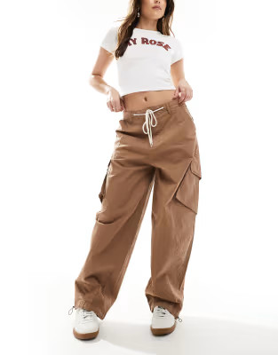 Stradivarius - Cargobroek met ronde pijpen in bruin | ASOS | ASOS (Global)