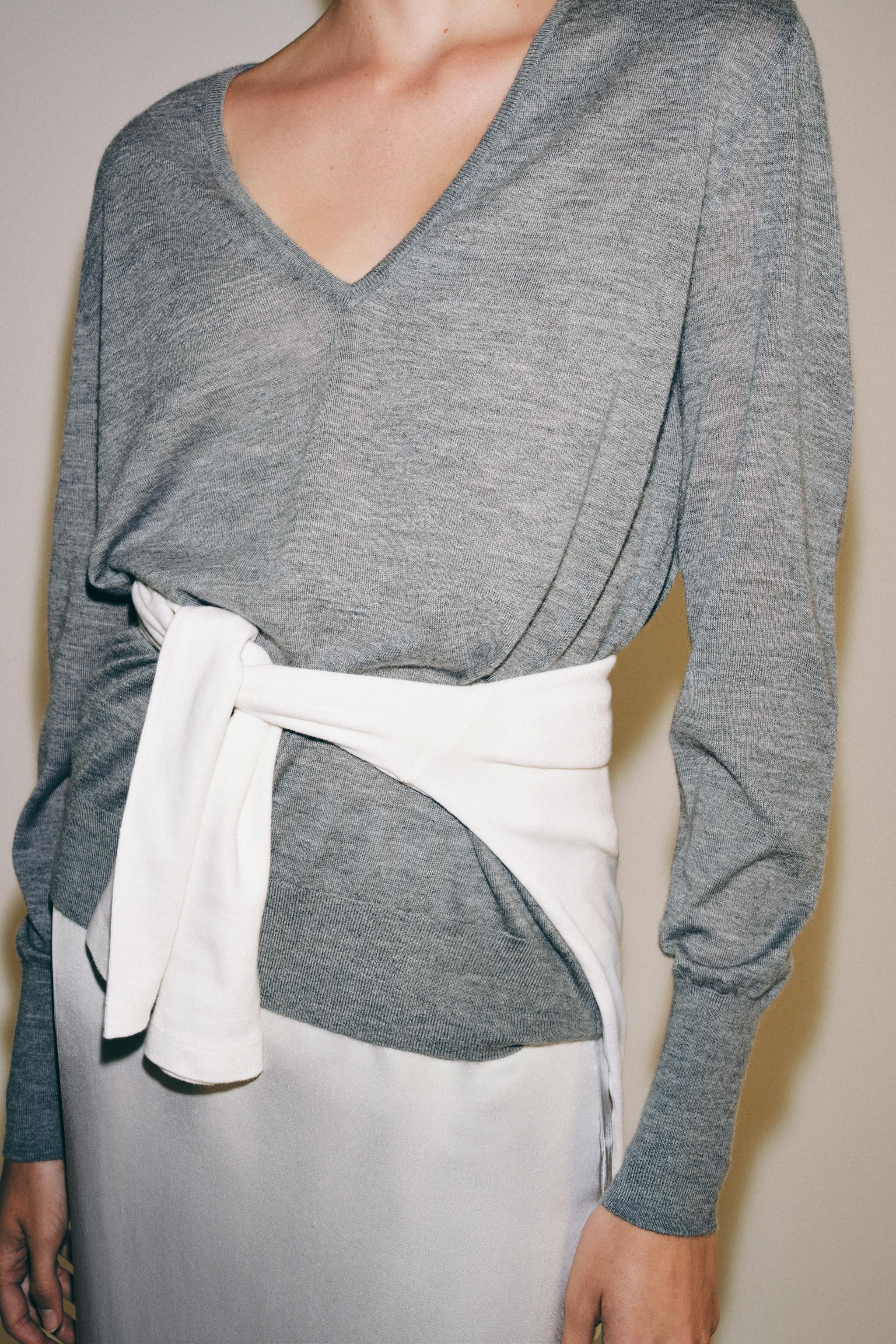 Jumper made from 100% extra-fine cashmere. V-neck and long sleeves. | Zara US