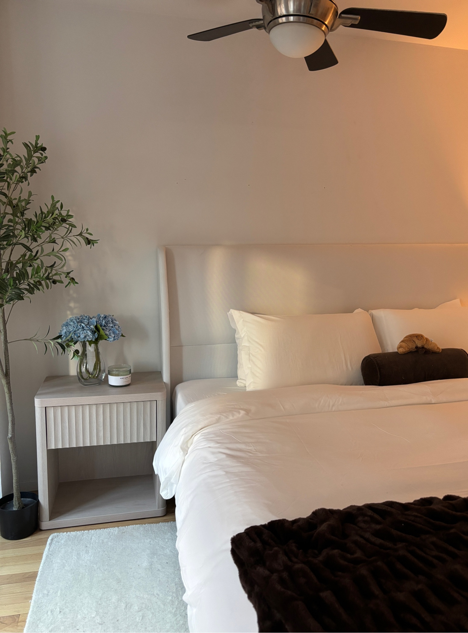 New white crisp bedding from Amazon! $45 for 6 pieces is a steal! #whitebedding #whiteduvetcover #whiteduvet #duvet #homedecor #affordablebedding #amazonbedding #bedsure  