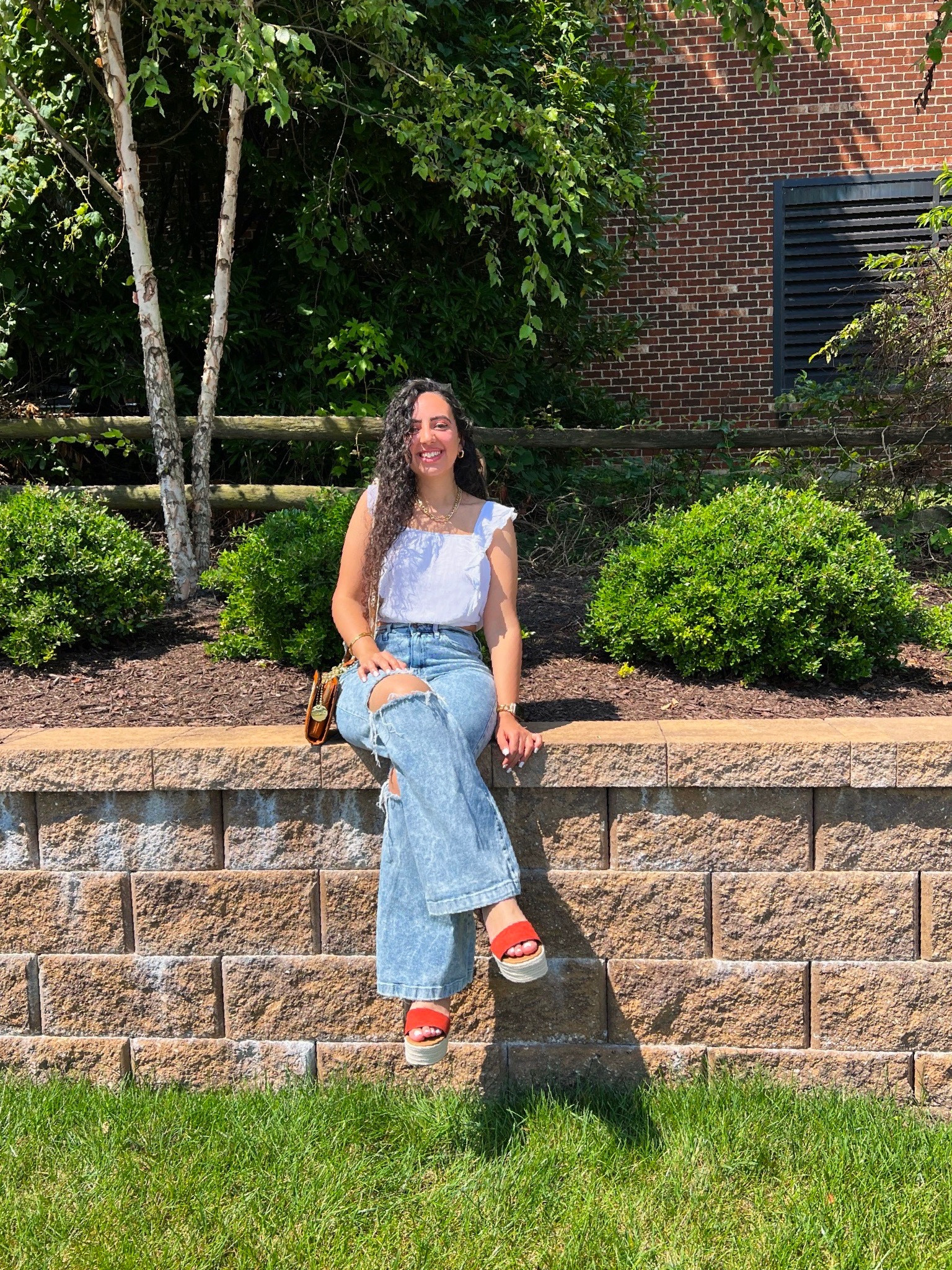 Casual and cute 🧡
.
Top: @tjmaxx 
Jeans: @hollister 
Bag: @stevemadden 
Sandals: @francescas 
.
Fashion | Beauty | Life | Smile | Flowers | Brunch | Pink | White | Tan | Makeup | Pink Makeup | Jeans | Denim | White top | Sandals | Heels | Platform sandals | Hollister | Steve Madden | TJMaxx | Francesca’s | Roses | Red roses | Good morning

#LTKitbag #LTKstyletip #LTKshoecrush