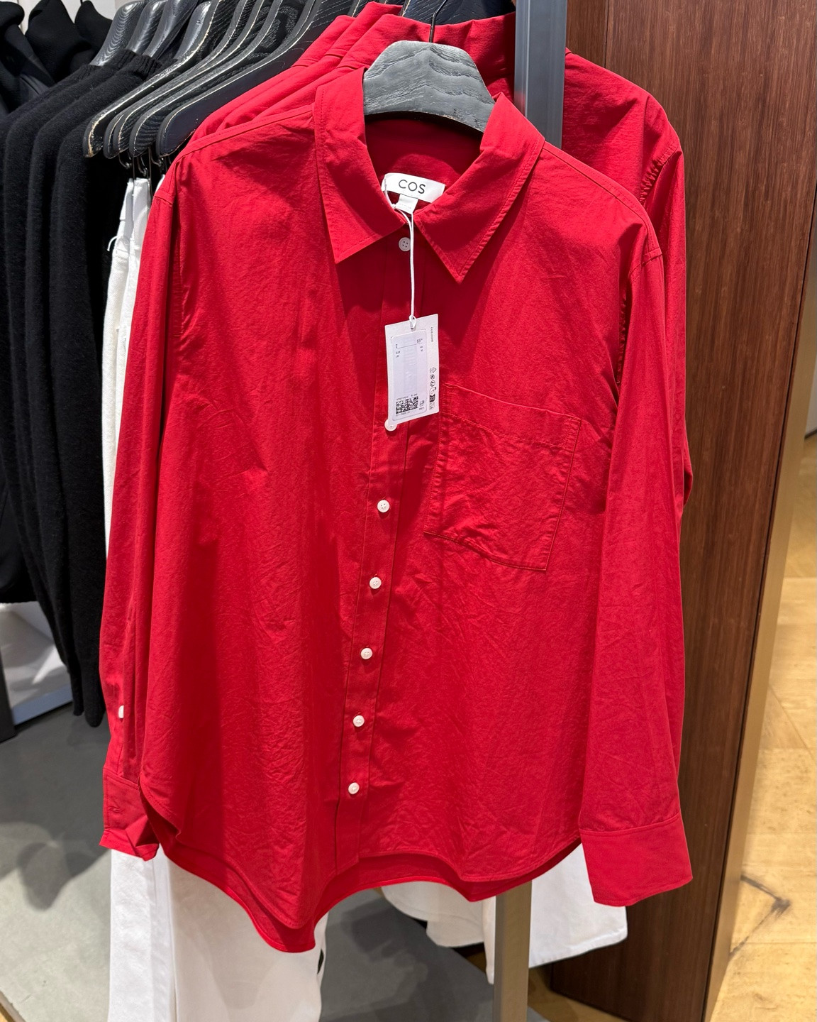 Fab red shirt 🌶️

Cos, autumn shirt, cotton shirt