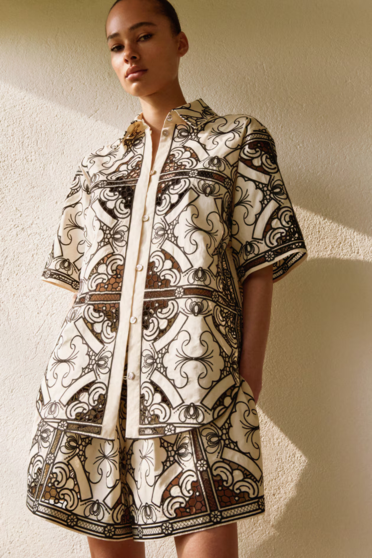 Women's Cream/Black Embroidered paper bag shorts | H&M GB | H&M (UK, MY, IN, SG, PH, TW, HK)
