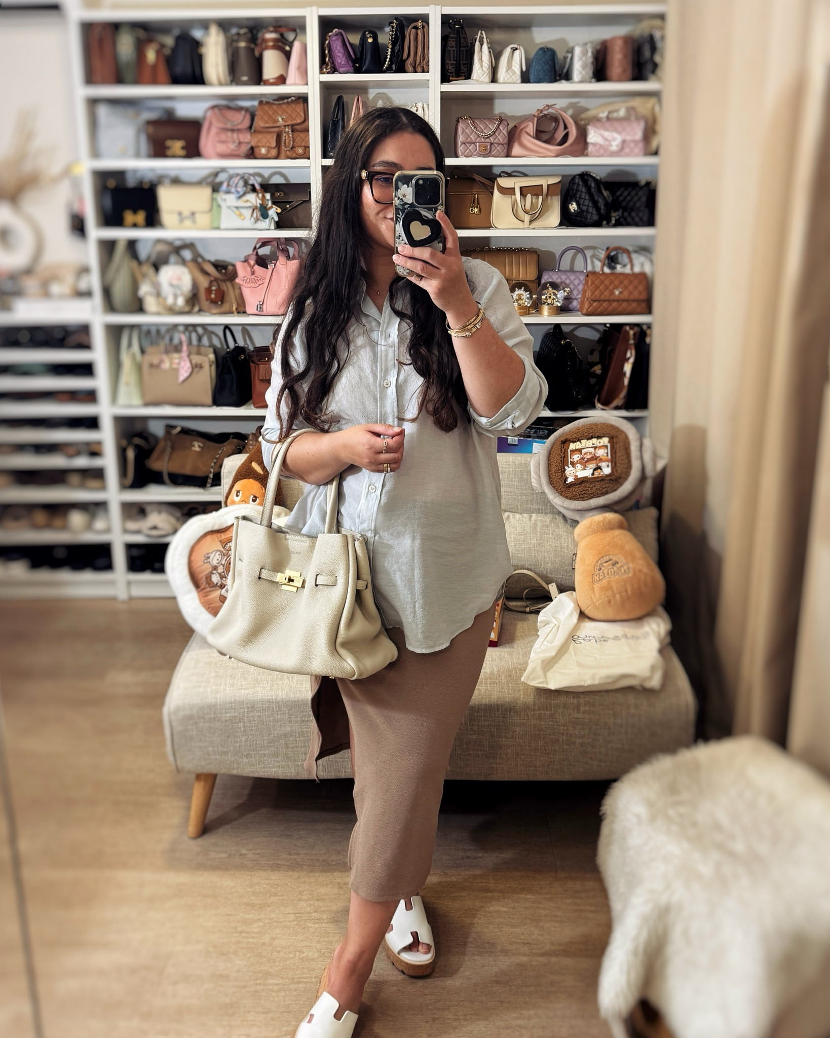  The kind of bag that gives quiet luxury without the price tag… I have just uploaded a new YouTube video featuring this Rabeanco Saoirse Soft Structured Tote which is such a chic Birkin alternative. You still get that elevated, structured silhouette and timeless feel—but at a far more accessible price point and it's very versatile for everyday wear since you can carry it in so many different ways! Definitely one of those pieces that fits perfectly into a quiet luxury wardrobe 🤍 #quietluxury #luxurybag #handbag #designerbag #affordableluxury


#LTKmomlife #LTKMothersDay