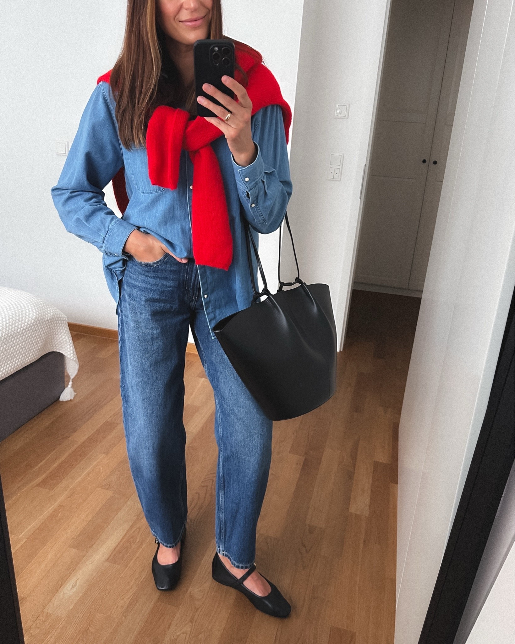 Spring Outfit:
- denim on denim / total denim
Look / Pop of red