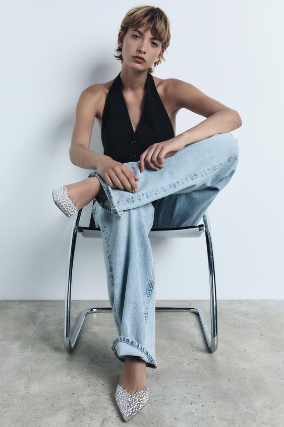 Slingback heels with front pearl detail and vinyl effect on the exterior. Pointed toe. Back strap... | Zara US