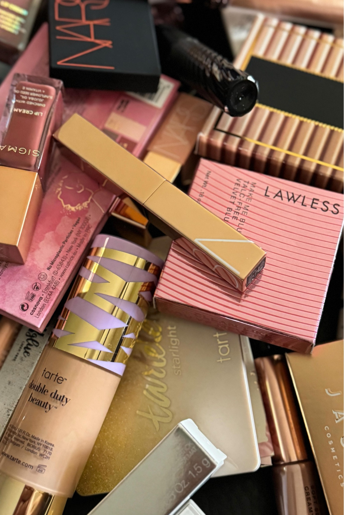 New lip combo 💕🤎🎀✨ 
@rimmellondon @rimmellondonus Cappuccino liner 
@maybelline Rich chocolate liner 
@toofaced Bubblegum yum gloss
@evryjewels necklace 
@mirandafrye earrings 
@tanitwithjanetindiana spray tan 
•
#naturalmakeup #naturalglam #indybridalmakeup
#indianapolismakeupartist #indymua #indianapolismua #makeuptutorial #indybride #makeupartist #redhead #lipcombo #liptutorial