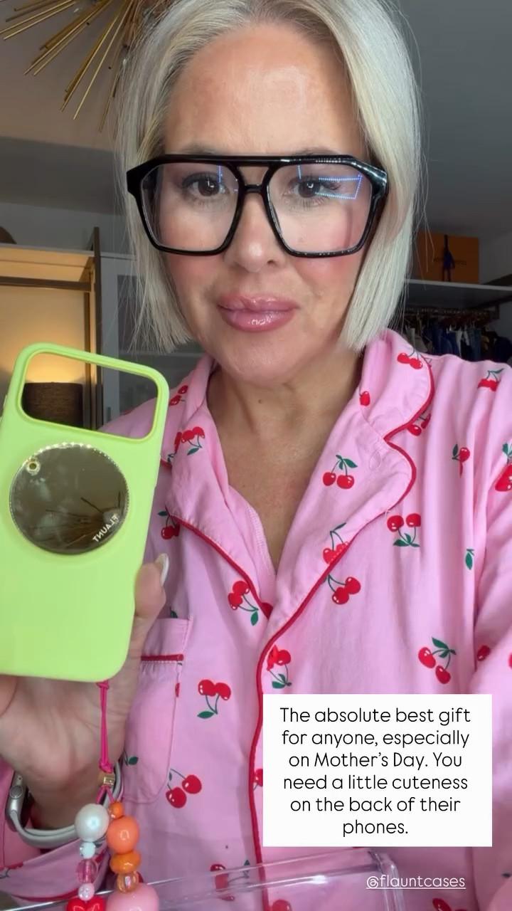 @flauntcases  The absolute best gift for anyone, especially on Mother’s Day. You need a little cuteness on the back of their phones.