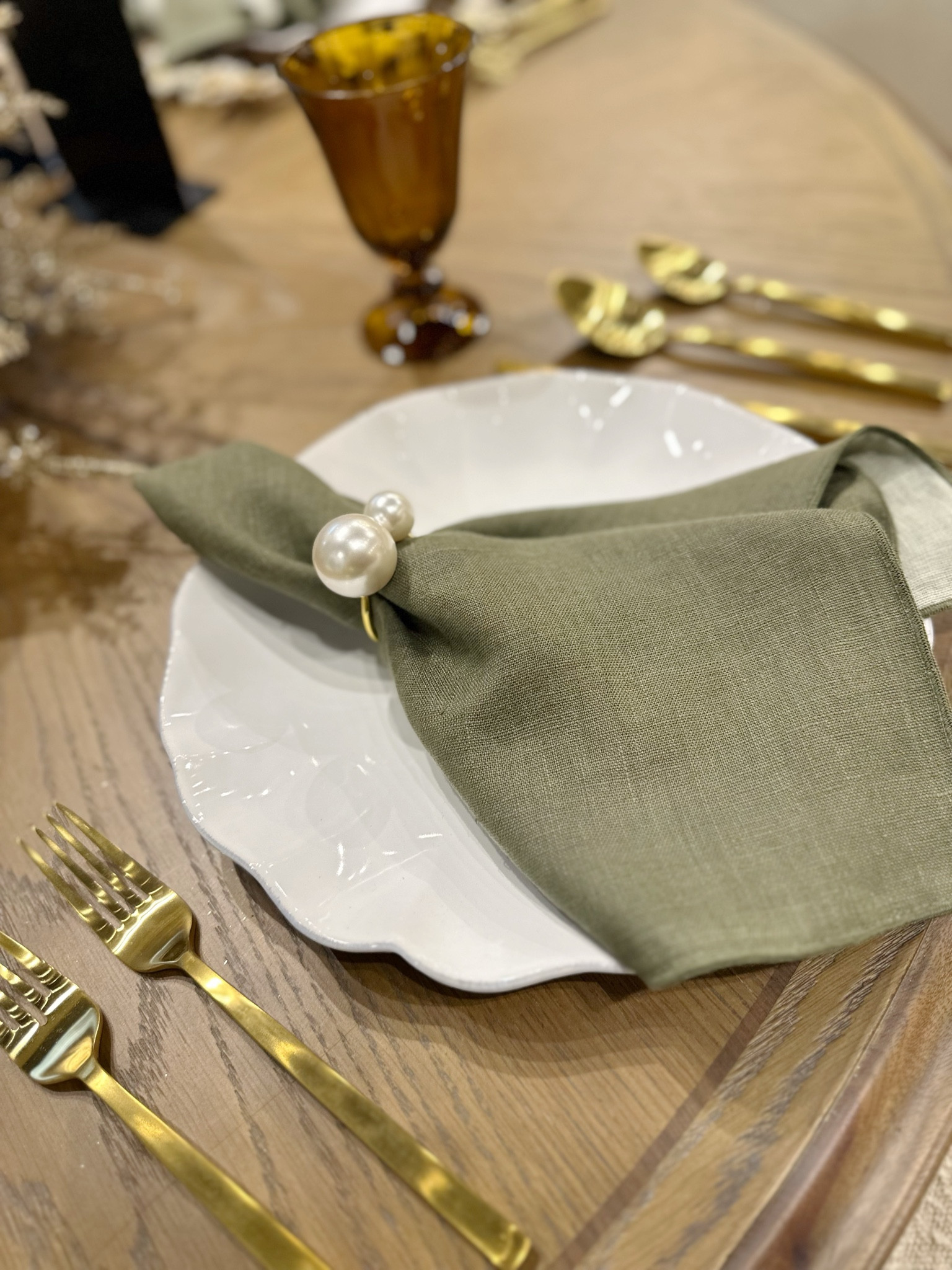 I saw these beautiful pearl napkin rings at an event at the Frontgate store last night.

They are stunning and the reversible linen napkins they are paired with are so good!! 

The napkins come in several colors ways.

These would be so beautiful for a Thanksgiving or Christmas table. 


#placesetting #tablesetting #napkinrings

#LTKHoliday #LTKHome #LTKFindsUnder100