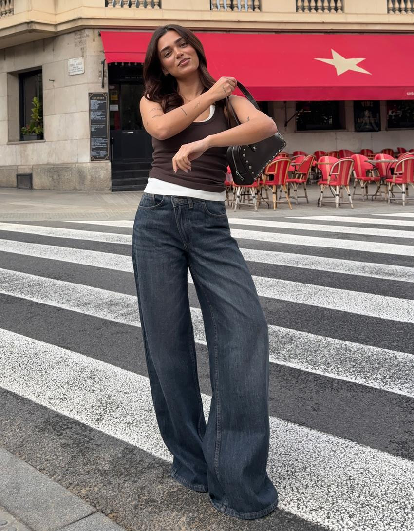 Jeans mit weitem Bein und überkreuztem hohem Bund - Hosen - Damen | Bershka DE