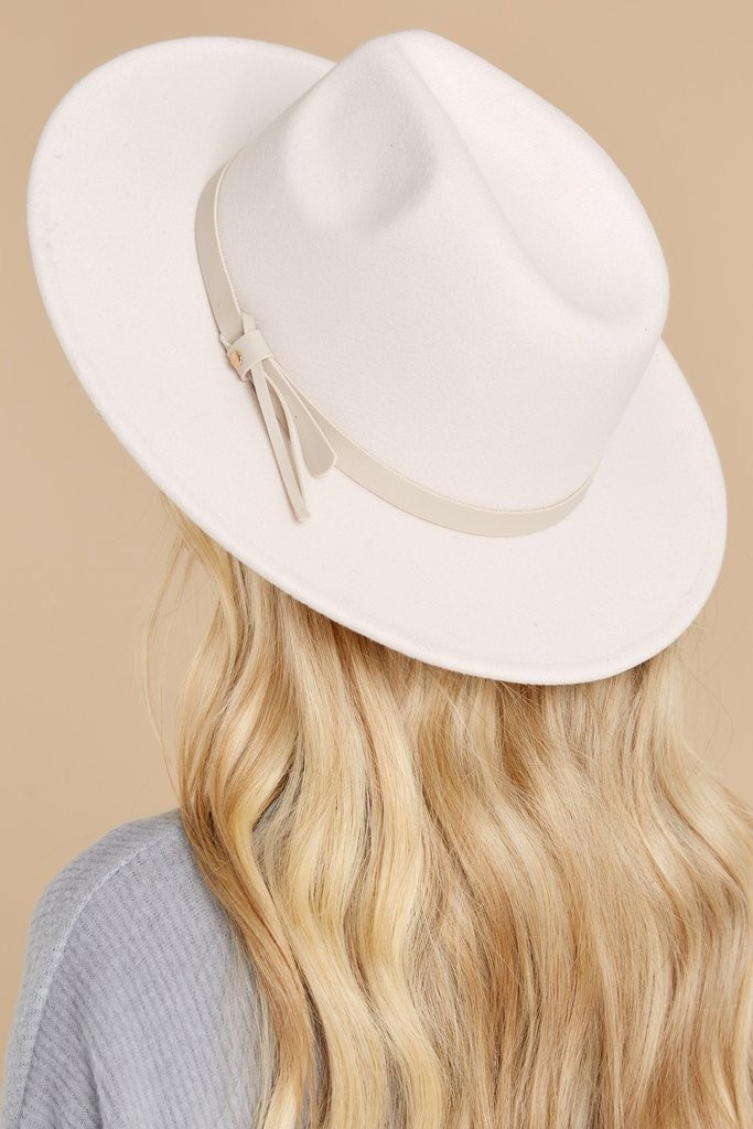 Stylish Events Ivory Hat | Red Dress 