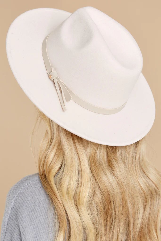 Stylish Events Ivory Hat | Red Dress 