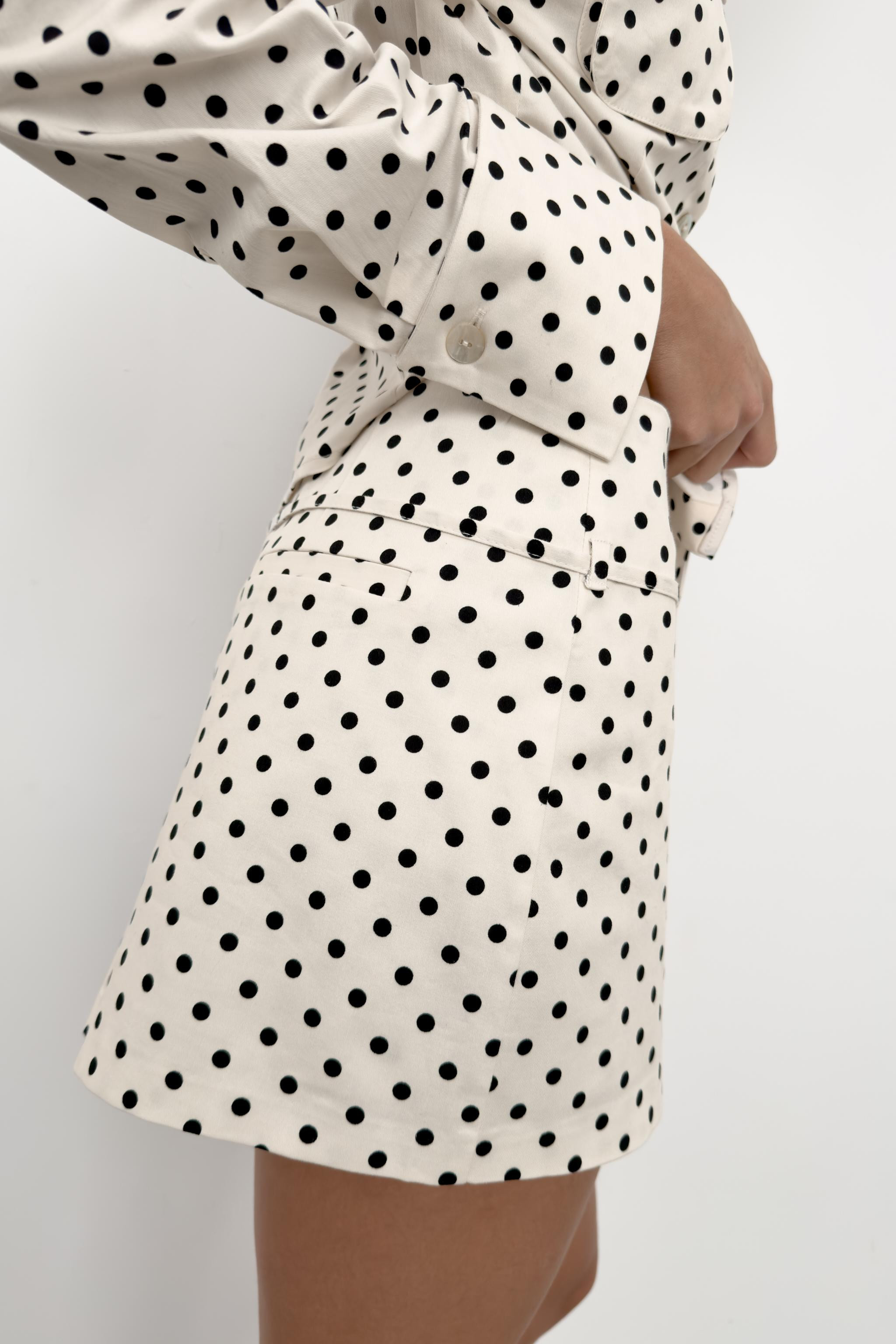 Mid-waist skort. Featuring a thin belt with a metal buckle. Combined inner lining. Invisible side... | Zara UK