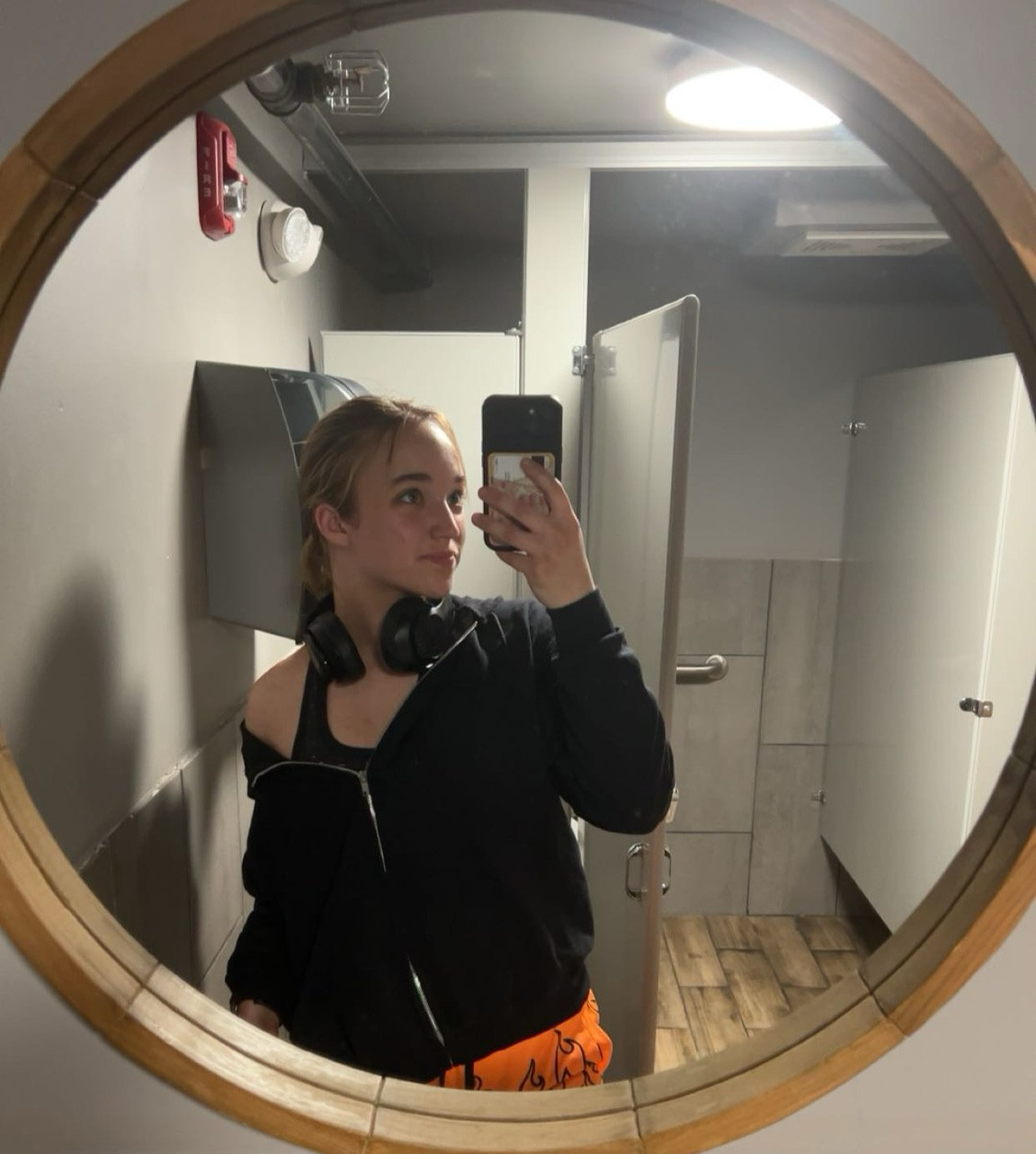 Another gym fit, featuring the classic oversized sweatshirt with the iconic orange kill crew shorts and a black top underneath with my fav headphones 

#LTKFitness #LTKStyleTip #LTKActive