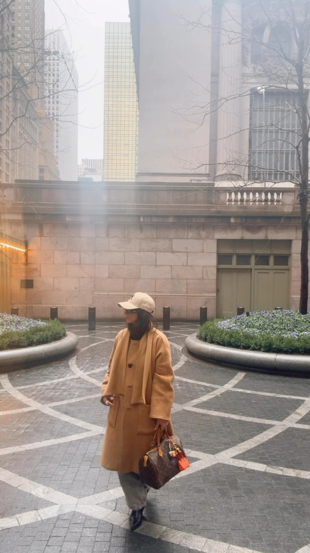 Blink Twice .. 🗽❤️..
#toryburch #louisvuitton #Prada  #zara #fashioninfluencer #nyc #nyyankees #citystyle #hm

#LTKStyleTip #LTKU #LTKOver40