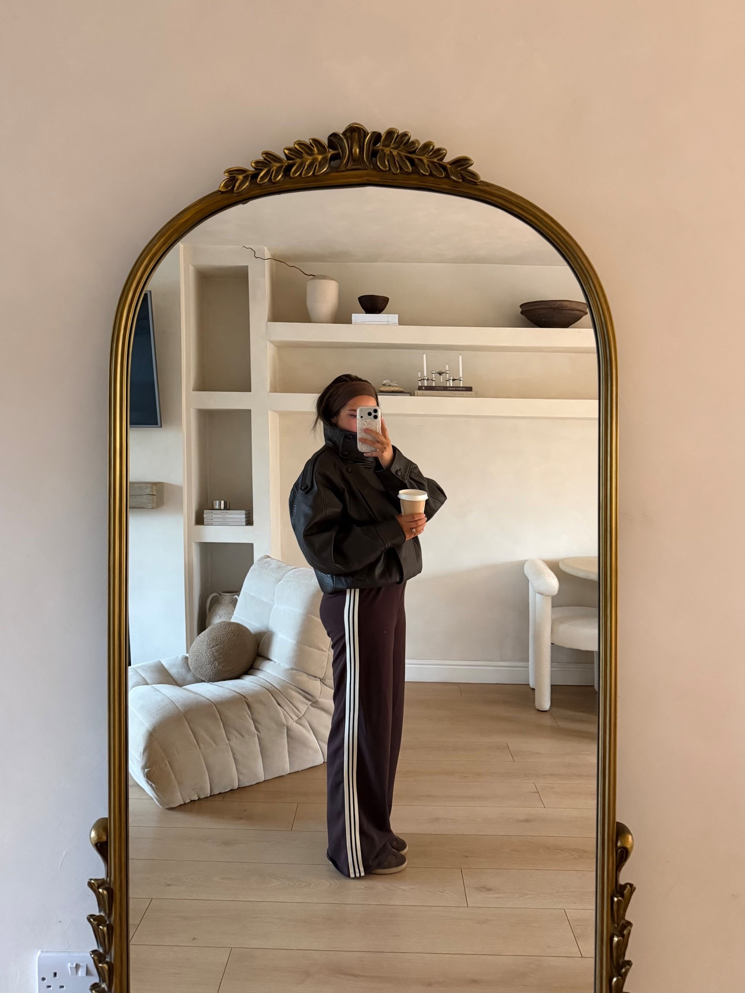 Can’t tell you how obsessed I am with these trousers and this Zara jacket 

#LTKuk #LTKpetite #LTKspring