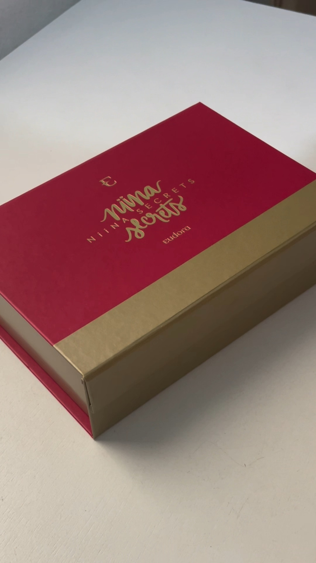 Rotina básica de Skincare 
Passo 1: DEMAQUILANTE CLEANSING OIL
Os cuidados com a pele começam na remoção da make, para isso o seu maior aliado é o Demaquilante Cleansing Oil. O produto entrega limpeza profunda e remoção total dos resíduos, ideal para todos os tipos de pele, não é comedogênico e possui Óleo de Jojoba e Óleo de Rosa Mosqueta. Com fórmula inovadora, não arde os olhos e remove facilmente todo o tipo de maquiagem. Entregando uma pele macia, incrivelmente limpa, sem resíduos e com luminosidade ideal.
Passo 2: GEL DE LIMPEZA
Ideal para limpar a pele em qualquer momento do dia ou depois de retirar a maquiagem o Gel de Limpeza entrega cuidado e limpeza para sua rotina. O produto combina a tecnologia Skin Secrets com o Ácido Salicílico, um adstringente indicado para peles com acne, e Extrato de Pepino, garantindo uma pele limpa e fresca. O gel de limpeza vegano possui textura leve e ajuda a reduzir o surgimento de espinhas.
Passo 3: HIDRATANTE MATIFICANTE ATI OLEOSIDADE 
O Hidratante Matificante Antioleosidade Niina Skin foi especialmente desenvolvido para a pele mista e oleosa. Entregando hidratação e tratamento, controla a oleosidade e o brilho da pele ao longo do dia graças às sua exclusiva associação de Microesferas Matificantes e Vitamina E. Com acabamento matte e toque seco, este hidratante antioleosidade também é um ótimo aliado na preparação da pele para a maquiagem!

DICA EXTRA ESSENCIAL: PARA ROTINA DIURNA FINALIZE SEMPRE COM PROTETOR SOLAR DE SUA PREFERÊNCIA.

#LTKVideo #LTKbrasil #LTKbeauty