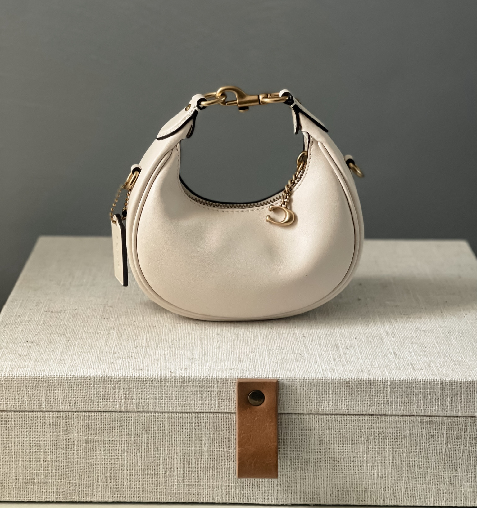 Coach 𝐵𝑎𝑔 
* comes with a crossbody strap*
𝐹𝑜𝓁𝓁𝑜𝓌 𝓂𝓎 𝓈𝒽𝑜𝓅 𝒿𝒿𝓈𝓉𝓎𝓁𝑒𝓈𝓊 𝓉𝑜 𝓈𝒽𝑜𝓅 𝓉𝒽𝒾𝓈 𝓅𝑜𝓈𝓉 𝒶𝓃𝒹 𝓂𝓎 𝑒𝓍𝒸𝓁𝓊𝓈𝒾𝓋𝑒 𝑜𝓃𝓁𝓎 𝒶𝓅𝓅 𝒸𝑜𝓃𝓉𝑒𝓃𝓉! 


bag,  handbag, wristlet, coach, spring, ootd, chic, stylish, minimalist , style, spring outfit, springstyle 

#LTKstyletip #LTKover40 #LTKitbag