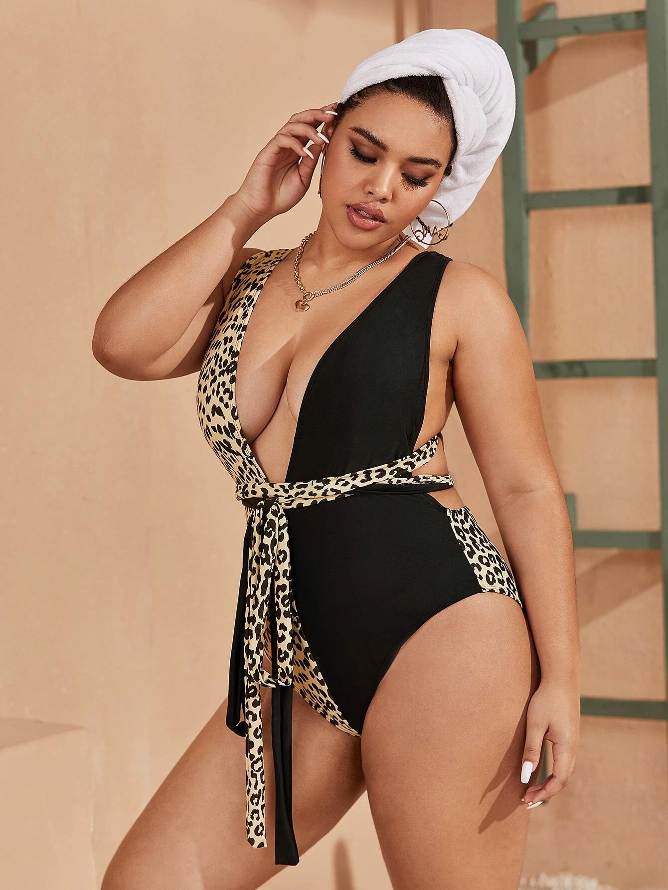 Plus Contrast Leopard Plunging One Piece Swimsuit | SHEIN
