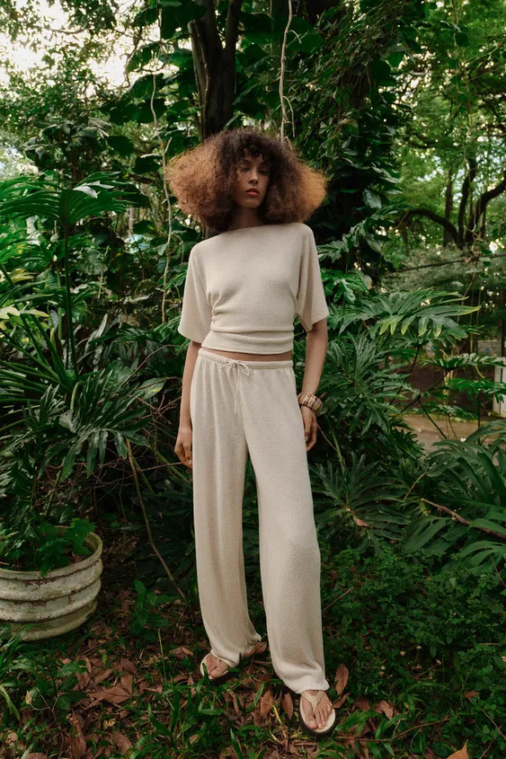 Pants made of rustic fabric. Mid-rise with adjustable drawstring waist. Wide leg. | Zara US