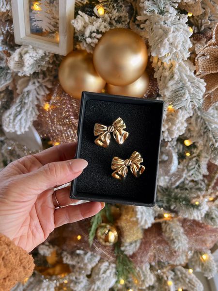 $15 right now!! Christmas bows earrings | Gold bow earrings | Christmas outfit 

#LTKHoliday #LTKGiftGuide #LTKVideo