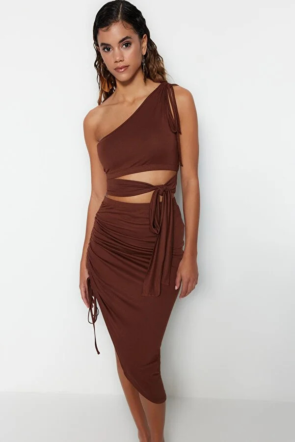 Trendyol Collection Braunes, gestricktes One-Shoulder-Blusenrock-Set mit Ausschnitt/Fenster TBESS... | Trendyol DE